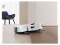 Inteligentní robotický vysavač na dřevěné podlaze.