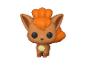 Hnědá a oranžová vinylová figurka Pokémona s kudrnatým ocasem.