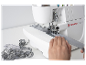 Overlock Singer SE017 a šedá stuha.