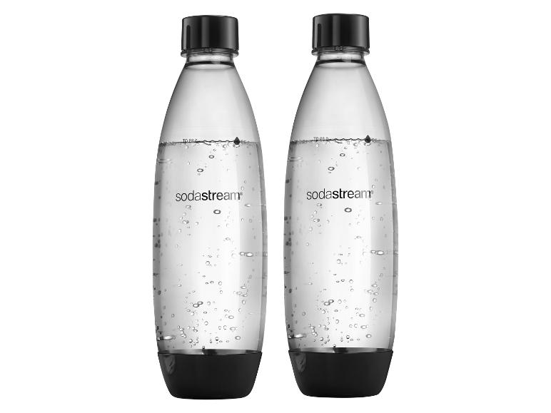 Dvě průhledné lahve SodaStream, naplněné perlivou vodou, s černými základnami.