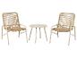 Dvě béžové venkovní židle s pletenými sedáky a opěradly, lemující malý kulatý béžový stůl.
