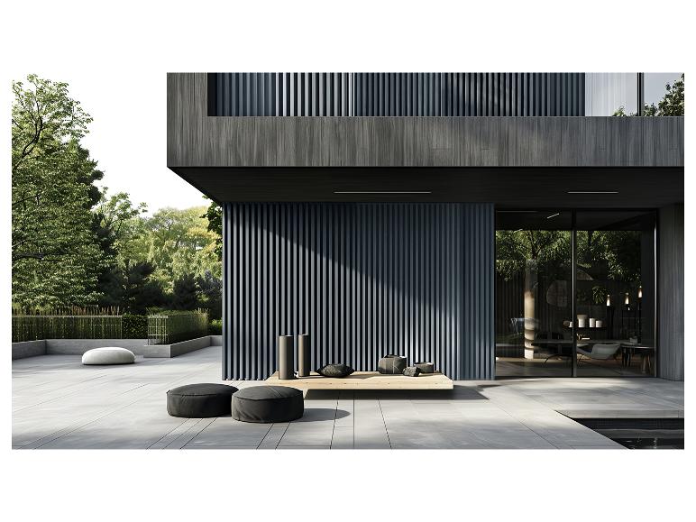 Moderní venkovní terasa s černými pufy, zelenou zahradou a dřevěnou fasádou.