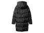 Černá dlouhá péřová bunda s kapucí, pohled zezadu