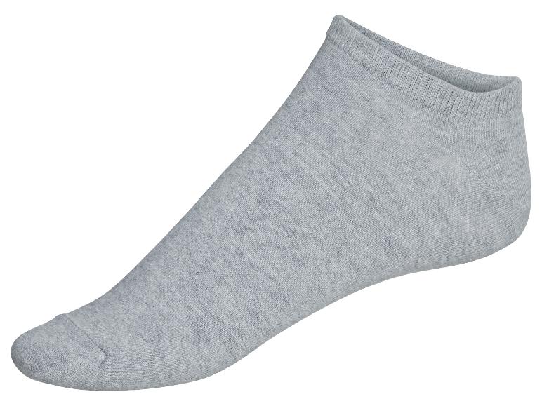 Krátké šedé bavlněné ponožky.
