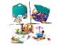 Sada LEGO Friends s kufříkem, nálepkami a plážovou scénou s figurkami a doplňky.