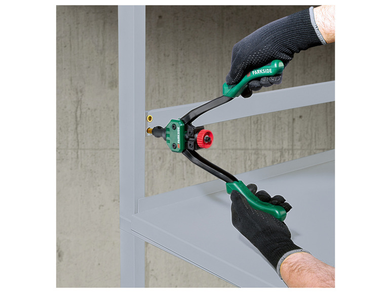 Osoba používá nýtovací pistoli Parkside k upevnění kovových dílů.