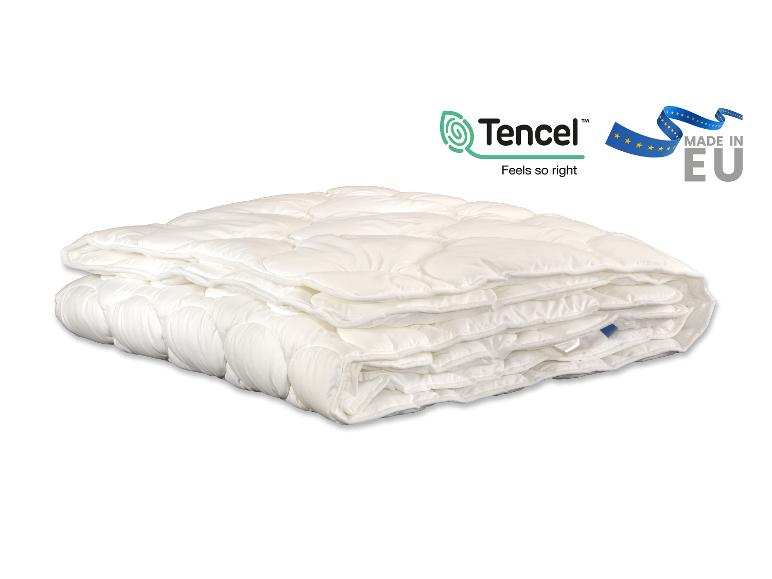 Bílá prošívaná přikrývka s logy Tencel a Made in EU.