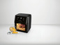 Černý airfryer SilverCrest s pečeným kuřecím masem a hranolky