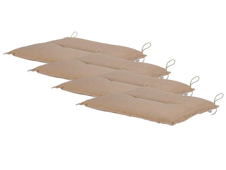 Čtyři béžové polštáře na židle.