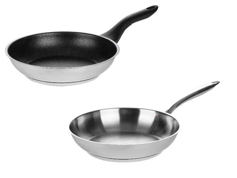 Dvě pánve: jedna s černým nepřilnavým povrchem a druhá s hladkým povrchem z nerezové oceli.