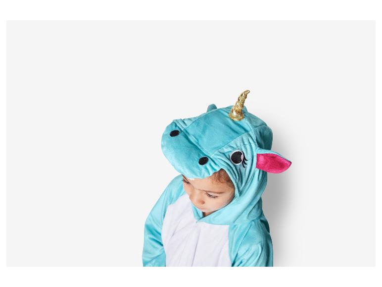 Dítě v modrém pyžamu s jednorožcem.