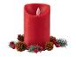 Červená LED svíčka obklopená větvemi smrku a šiškami.