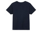 Tmavě modré tričko s krátkým rukávem.