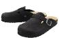 Pár černých dřeváků s nastavitelnými přezkami a korkovými stélkami