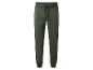 Tmavě zelené pánské tepláky.