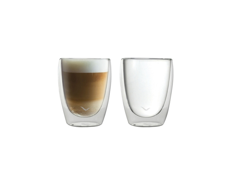 Dva sklenice s latte macchiato a prázdný sklenice