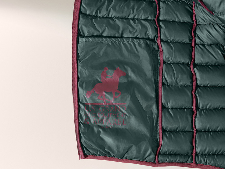 Tmavě zelená bunda U.S. Polo Assn. se červeným zipem.