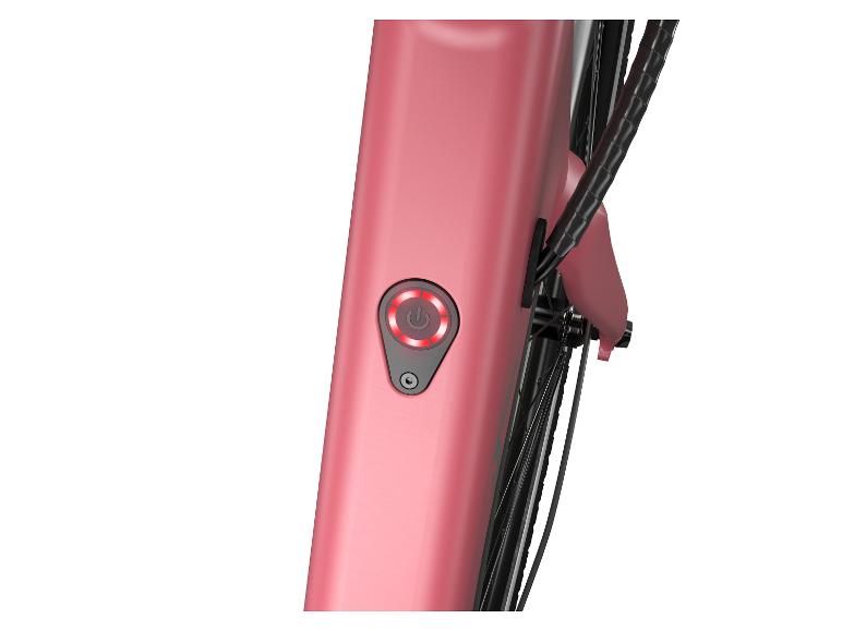 Růžový elektrický bicykl s červeným tlačítkem zapnutí/vypnutí.