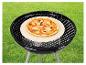 Pizza Margherita na pizza kameni na grilu na dřevěné uhlí
