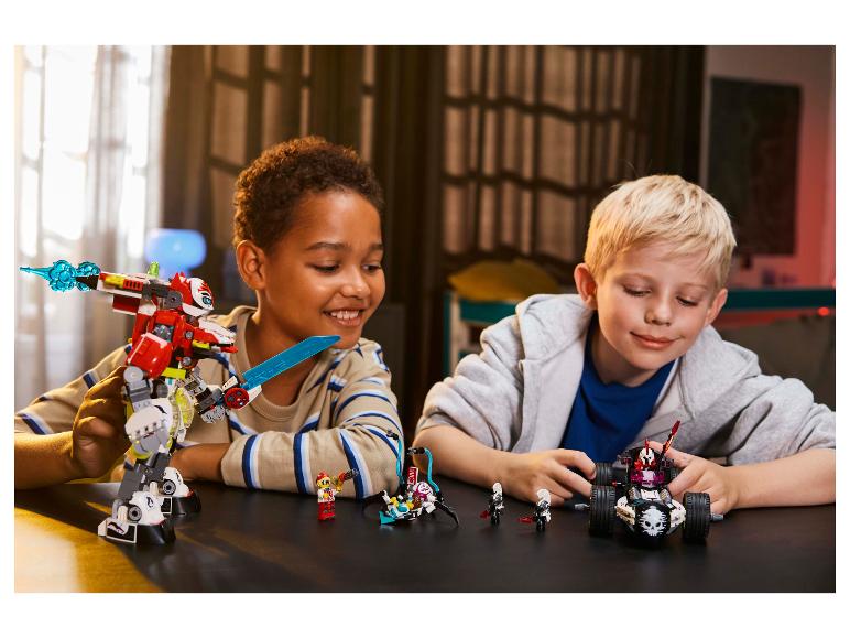 Dva chlapci si hrají se stavebnicemi LEGO Ninjago a Hidden Side na stole.