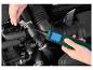 Ruce používající diagnostický nástroj Parkside k testování motoru automobilu.