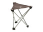 Skládací stolička se šedým sedadlem a stříbrným rámem.