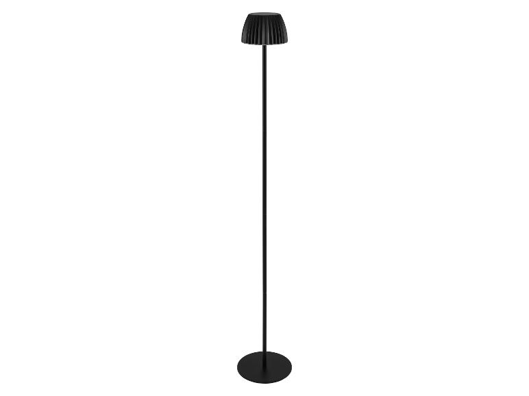 Černá stojací lampa s plisovaným stínidlem a kulatou základnou.