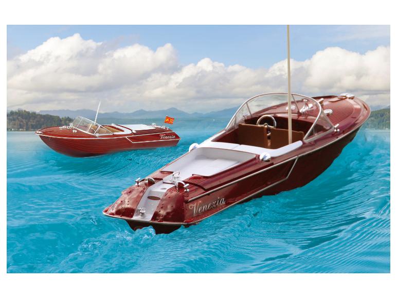 Dva červené modely lodí Venezia na vodě.