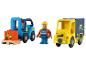 Hračky na hraní s dopravou: žlutý dodávkový vůz, modrý vysokozdvižný vozík a figurky pracovníků.