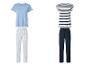 Dva pyžamové sety: světle modré jednobarevné tričko s pruhovanými kalhotami a tmavě modré pruhované tričko s tmavě modrými kalhotami.