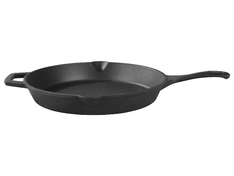 Černá litinová pánev s rukojetí a výlevkami.