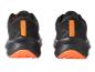 Dvě černé běžecké boty s oranžovými detaily.