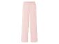 Volné světle růžové kalhoty, ležérní styl.