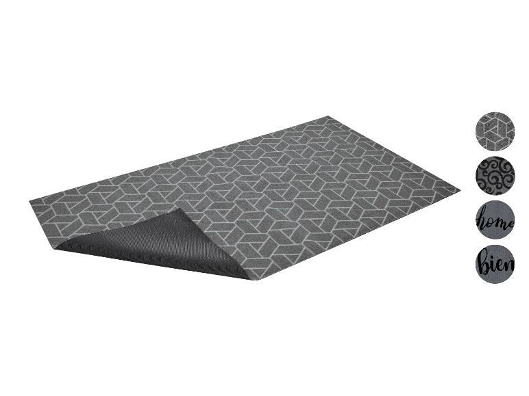 Šedá vzorovaná rohožka s geometrickým designem, zobrazená s dalšími možnostmi vzorů.