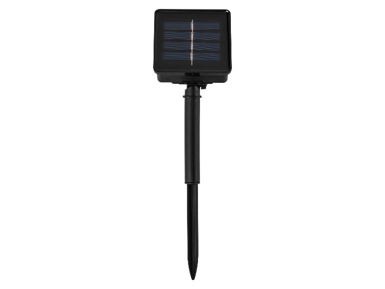 Černý solární panel s zemním hrotem pro venkovní osvětlení.
