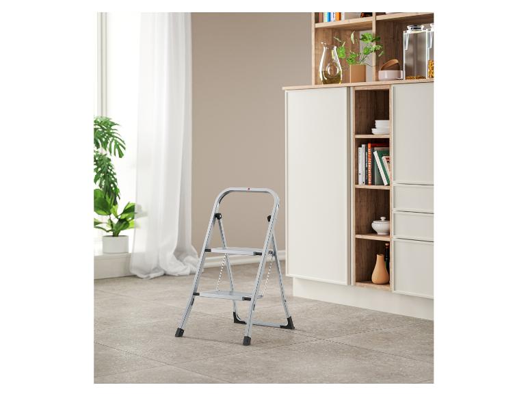 Dvoustupňový šedý schůdek v moderní kuchyni.