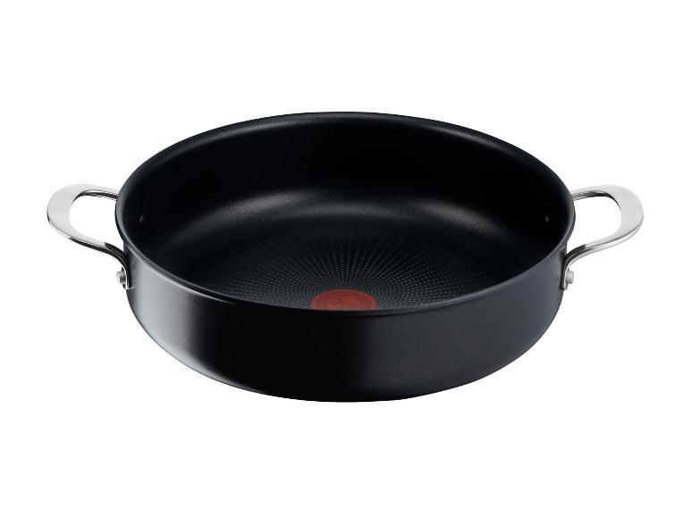 Černá Tefal pánev s kovovými úchyty.