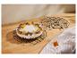 Cheesecake s čokoládovými vajíčky, ořechy a květinami na dřevěné desce.