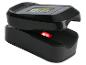 Černý pulzní oxymetr s displejem zobrazujícím 96% SpO2 a 71 PRbpm.