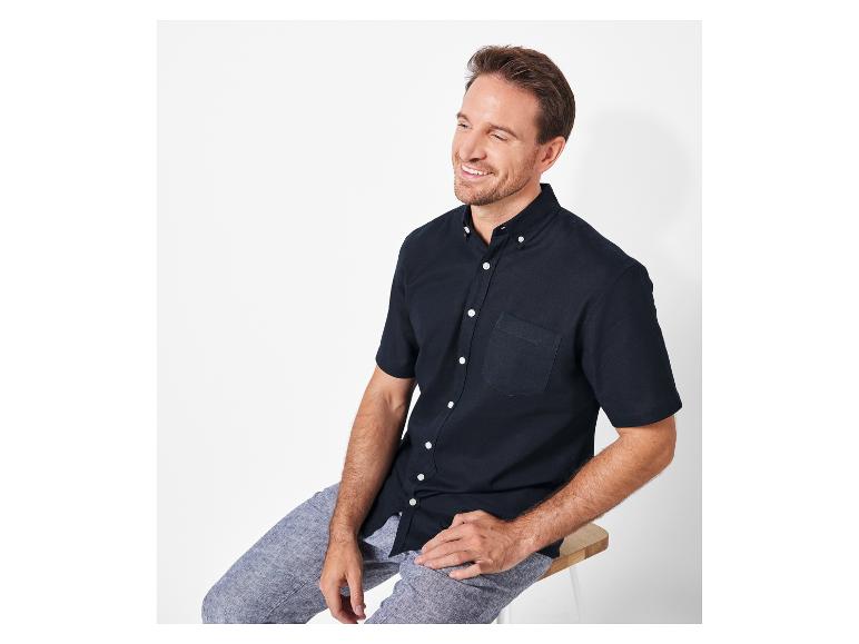 Krátko rukávová košile a lněné kalhoty: neformální styl.