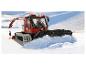 Červený sněžný skútr PistenBully 600 v akci na zasněženém poli