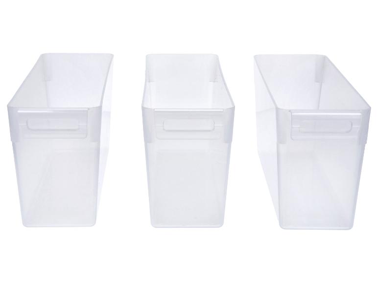 Tři průhledné plastové úložné boxy s úchyty, na bílém pozadí.