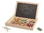 Dřevěná tabule s barevnými magnetickými dílky puzzle, křídou a gumou.