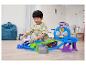 Chlapec si hraje s herní sadou Hot Wheels Shark Cyclone na podlaze.