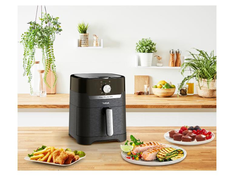 Horkovzdušná fritéza Tefal Easy Fry & Grill na kuchyňské lince s různými uvařenými jídly