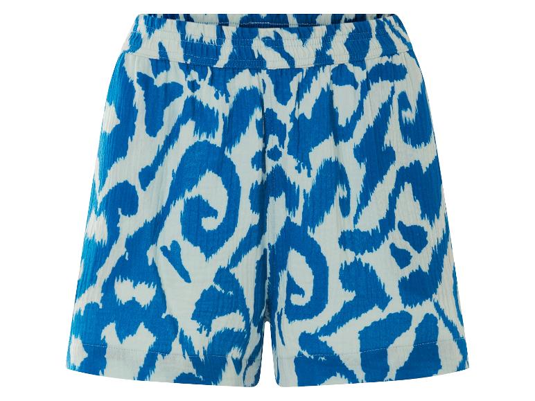 Modré šortky s leopardím vzorem, letní styl.
