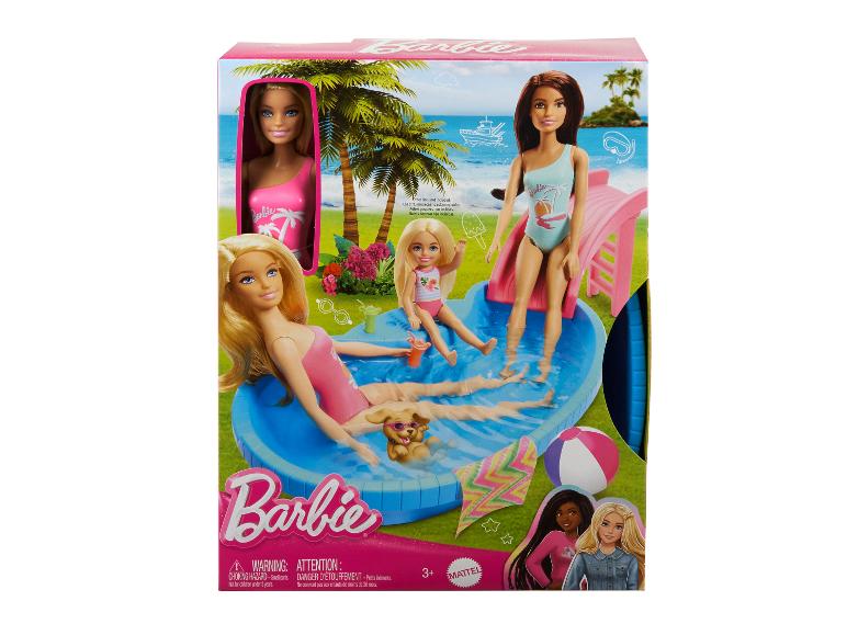 Sada panenek Barbie s bazénem, skluzavkou a psem, s blond panenkou v růžových plavkách.
