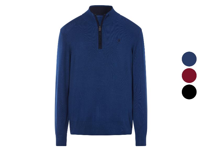 Modrý svetr se zipem od Lyle & Scott.