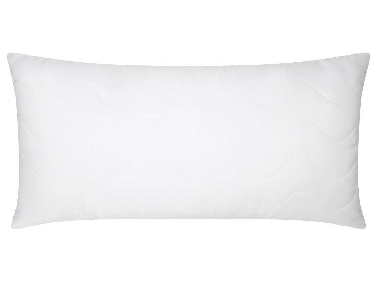 Bílý obdélníkový polštář s prošívaným vlnitým vzorem