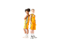 Dvě děti v žlutých basketbalových dresech stojí vedle sebe.